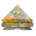 0034942/ФР Нат.камень ШКАТУЛКА "Ящерица" ТРЕУГОЛЬНАЯ Офиокальцит