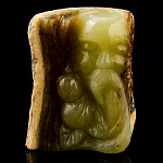 0058938 СКУЛЬПТУРА "СТАРЕЦ" 35*45мм Нефрит речной 