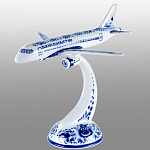 0033297 Гжель СКУЛЬПТУРА "Самолет Sukhoi superjet 100" на подставке в асс. авт.Ларин 