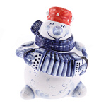 0019950 Гжель Скульптура "Снеговик с гармошкой"  10см авт.Черновы Л.и В.