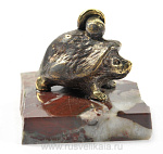 25765 Нат.камень Статуэтка "Ежик с грибом" Бронза, Яшма (6126)