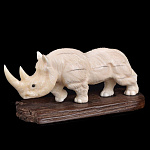  Изделия из кости Скульптура "Носорог" Клык моржа,Окаменевшее дерево В059