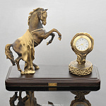 0139084/часы Бронза Скульптура "КОНЬ" подст.дерево