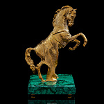 Скульптура из бронзы и малахита "Конь"