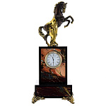 9153/3079 Нат.камень ЧАСЫ настольные "Конь с попоной" Яшма (3066)