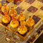 Шахматный стол с инкрустацией и фигурами из янтаря 99х53 см, фотография 7. Интернет-магазин ЛАВКА ПОДАРКОВ