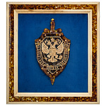 0076611 Янтарь Панно "ЭМБЛЕМА ФСБ" янтарь в полиэфирн смоле470*390*45 мм