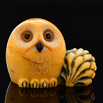 0040070 Нат.камень СКУЛЬПТУРА "СОВА С ШИШКОЙ" Ангидрит