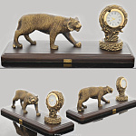 0139157/часы Бронза Скульптура "Тигр" подст.дерево