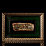 0064423/6 Бивень мамонта ПАННО в раме "Тигры на охоте" 27*19/17*8см (черная коробка)