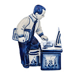 0055008/коб  Гжель Скульптура "БУХГАЛТЕР" выс. ок.12см