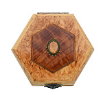 0076128 Нат.дерево ШКАТУЛКА шестигранная с накладкой, карел береза,секвойя15,5*13*5 см
