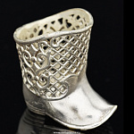 0027239-СЕРЕБ. Сувенир НАПЕРСТОК "САПОЖОК"  2*3см (латунь) цвет серебр.