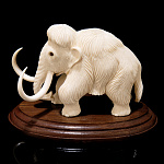 /В425 Скульптура "Мамонт" бивень мамонта и красное дерево 13,5*8*9см