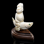 Скульптура из кости "Пеликен на рыбе"