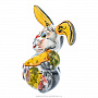 Статуэтка "Кролик с морковкой". Гжель в цвете, фотография 2. Интернет-магазин ЛАВКА ПОДАРКОВ