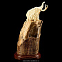Композиция "Мамонты" на бивне мамонта, фотография 1. Интернет-магазин ЛАВКА ПОДАРКОВ