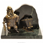 Скульптура "Медведь-шахтёр"
