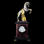 9143/ФР-офиокальцит Нат.камень ЧАСЫ настольные "Конь с попоной" Яшма