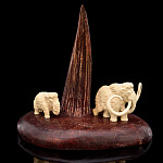 200816 Скульптура  "Мамонты" дер подставка, бивень мамонта L=12см