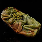 0058923 СКУЛЬПТУРА ЛЯГУШКИ НА ЛОТОСЕ Нефрит зеленый речной