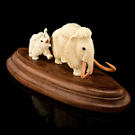 /В174 Изделия из кости МАМА С МАЛЫШОМ (бивень мамонта, дерево)