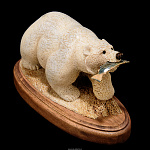 Скульптура "Медведь с рыбой" (кость кита, бивень мамонта)