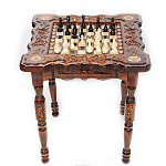 Шахматный стол с янтарными фигурами