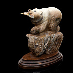 Скульптура из бивня мамонта "Медведь с рыбой"
