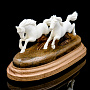 Скульптура из рога лося "Лошади. Навстречу ветру", фотография 2. Интернет-магазин ЛАВКА ПОДАРКОВ