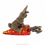 Бронзовая статуэтка с янтарем "Кролик на морковке", фотография 2. Интернет-магазин ЛАВКА ПОДАРКОВ