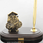 0139199/ручка Бронза Скульптура "Сова-менеджер" подст.дерево