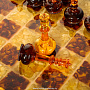 Шахматный стол с инкрустацией и фигурами из янтаря 99х53 см, фотография 5. Интернет-магазин ЛАВКА ПОДАРКОВ