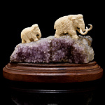 Скульптура "Два мамонта" (бивень мамонта, аметист)