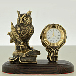 0139136/часы Бронза Скульптура "Сова на книгах"подст.дерево 