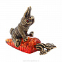 Бронзовая статуэтка с янтарем "Кролик на морковке", фотография 1. Интернет-магазин ЛАВКА ПОДАРКОВ