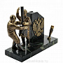Настольная визитница из бронзы и змеевика "Нефтяники" с подставкой для ручки, фотография 1. Интернет-магазин ЛАВКА ПОДАРКОВ