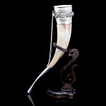 0064870 Рог для вина с чеканкой 33см на подставке большой Рог Быка, дерево, лак