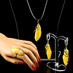 0025520 Серебро 925 КОМПЛЕКТ серьги7,82; кольцо6,80, подвеска6,28 вст.Янтарь р/п