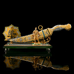 0024698 Златоуст Оружие сувенирное КИНЖАЛ "БЕБУТ" украшенный на подставке в ПУ