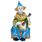 0046585/цвет Гжель Скульптура "Клоун с балалайкой на чемодане" в цвете Авт.Тарыгин М.В.