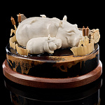 Скульптура из кости "Бегемоты"