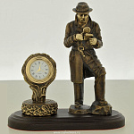 0139151/часы Бронза Скульптура "Сыщик" подст.дерево