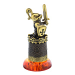 0047111/622 Сувенир Наперсток Крепость с рыцарем на подставке Сувенир (коньячный)