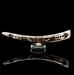 0064425/8 Клык моржа с гравировкой , на подставке - змеевик, дл.38см (черная коробка)