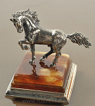 25098-б Янтарь статуэтка "Лошадь" Бронза