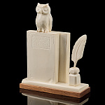 Скульптура из кости "Филин на книге"