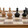 Игровой набор с шахматами из массива черного дуба 48х48 см, фотография 7. Интернет-магазин ЛАВКА ПОДАРКОВ