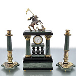 0026319 Нат.камень Часы каминные "Георгий Победоносец" + подсвечники, зел-мрамор (5003)