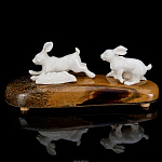 Скульптура из кости "Кролики"